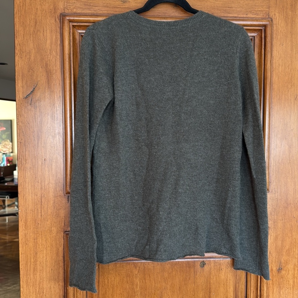 ATM army green cashmere sweater. V neck Size M - Picture 2 of 5